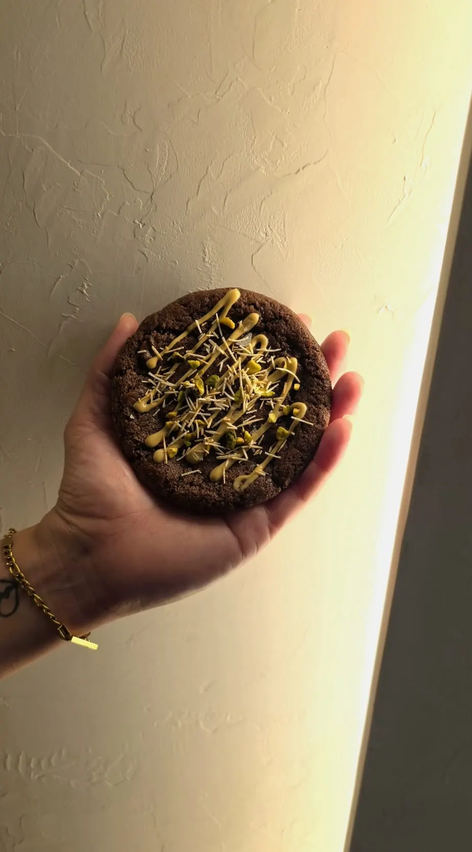 Chocolate & pistachio cookie