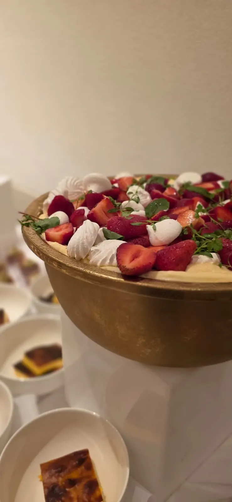 Strawberries, cream & meringue kisses