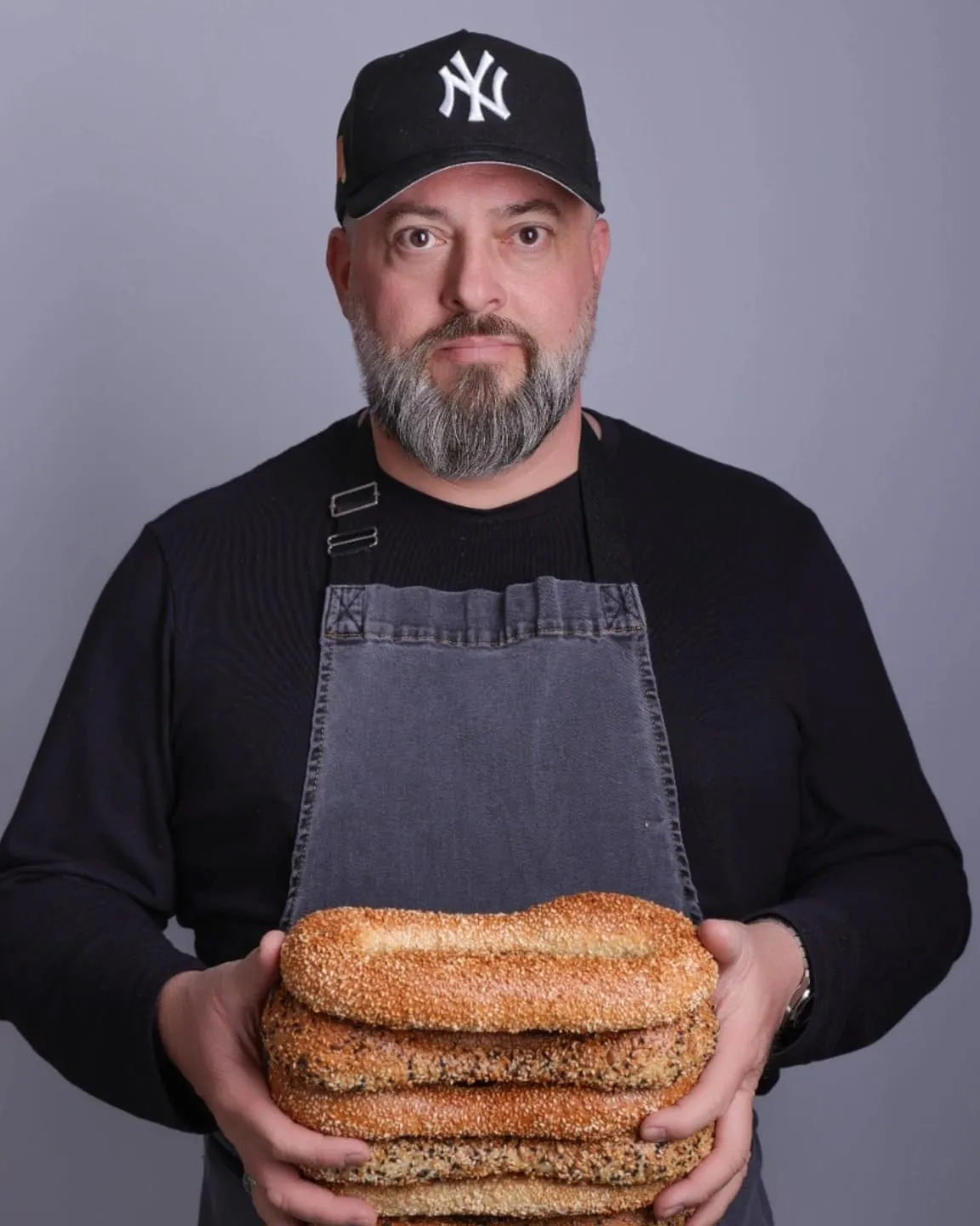 Oren Zilbershtein holding a stack of Jerusalem bagels